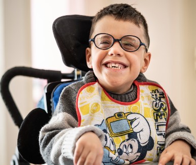En raison de sa naissance extrêmement prématurée, Raffaele vit avec un important handicap de la vue − ses lunettes ont une correction de -16 dioptries.
