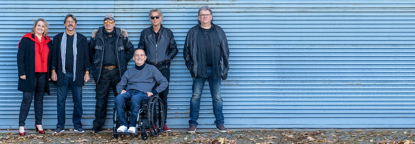 RedCube Band-Foto mit allen Mitgliedern an einer Garagenwand