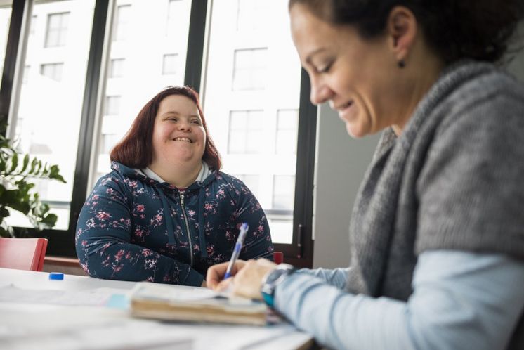 Zwei Frauen sitzen in der Wohnschule Zürich an einem Tisch