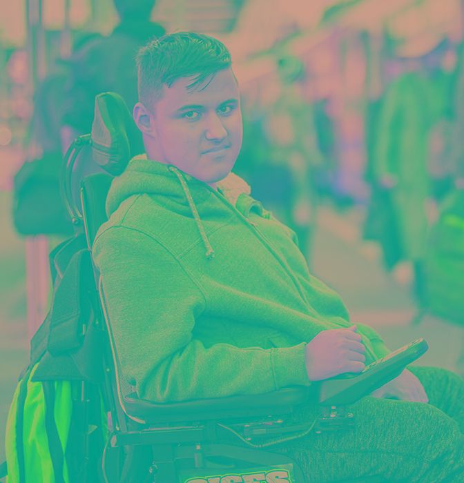 Junger Mann mit Rollstuhl steigt ins Tram ein.}