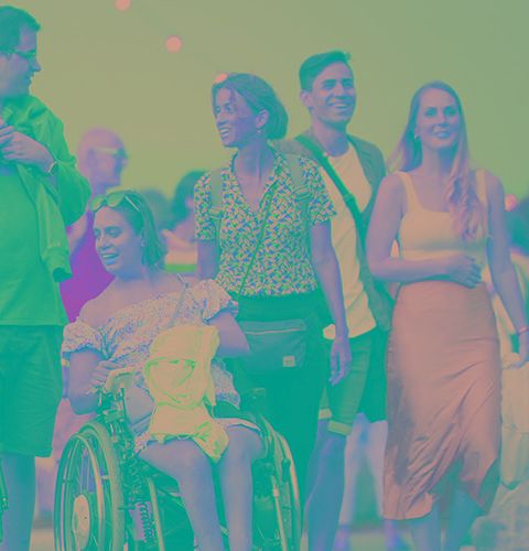 Ein Kuchendiagramm, bei dem drei Segmente vergrössert und farblich hervorgehoben werden. Sie sind beschriftet: Politik, Arbeit, Mobilität.