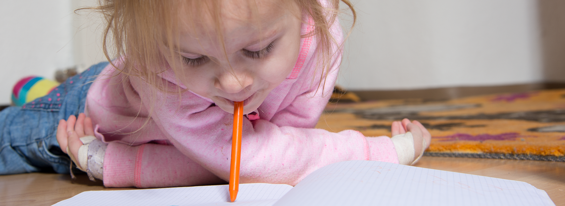Una bimba con le manine rigide pittura a bocca
