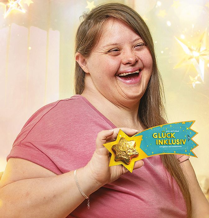 Person hält Schoggistern von der Weihnachtsaktion von Pro Infirmis in die Kamera
