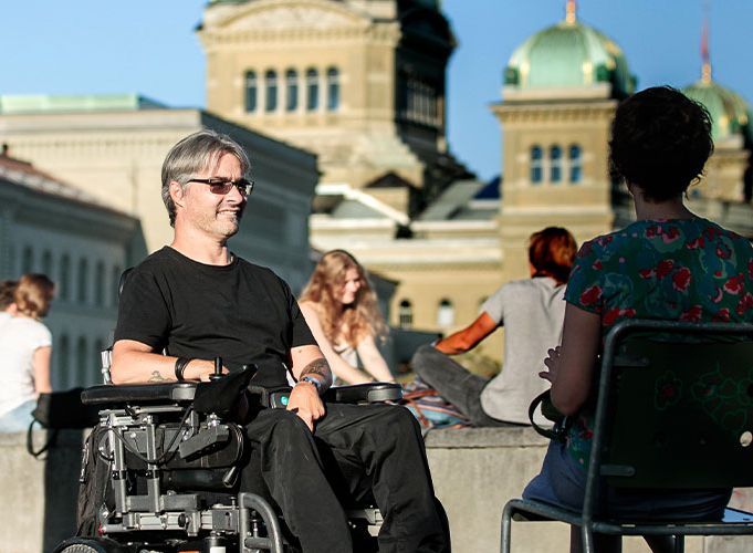 Personnes avec et sans handicap sur la Place fédérale à Berne.