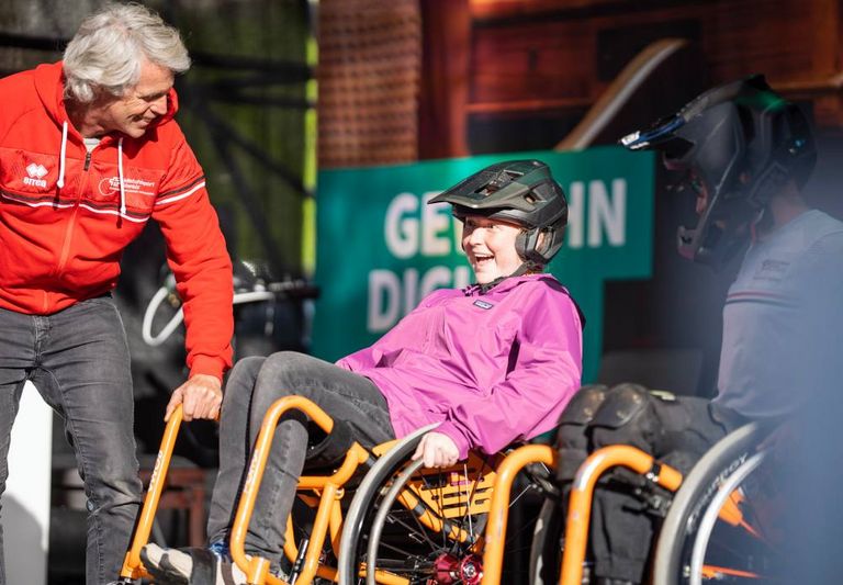 Mehrere Personen bei der Rollstuhlakrobatik auf dem Bundesplatz