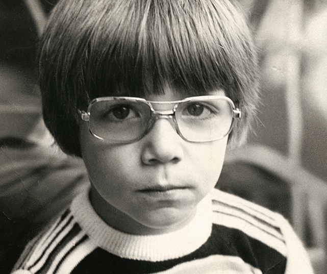 Schwarzweisses Porträt-Foto von Marcel als Kind.