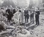 La Secrétaire centrale fait le premier coup de pioche pour les travaux du nouveau siège principal de Pro Infirmis à la Feldeggstrasse 71 à Zurich, 1968. Photo : Archives Pro Infrimis