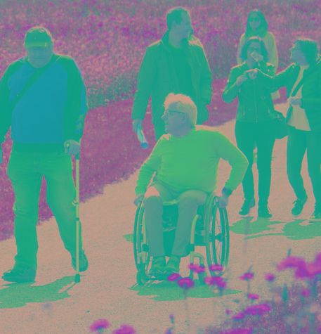 Gruppe von Menschen am spazieren in der Natur