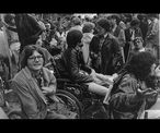 Des personnes défendant leurs droits : première manifestation de personnes en situation de handicap à Berne, 1979. Photo : Archives Sociales Suisses
