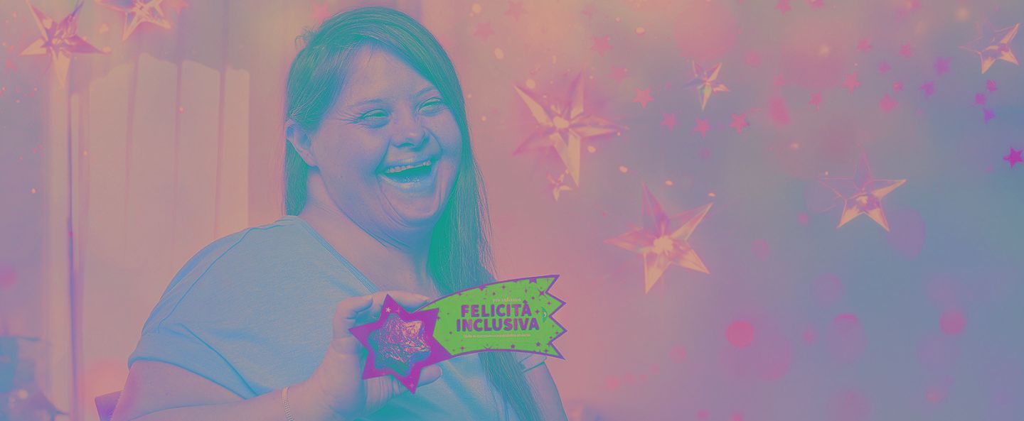 Una persona mostra alla telecamera i cioccolatini della campagna natalizia di Pro Infirmis.