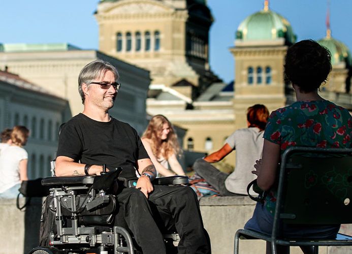 Personen mit und ohne Behinderung auf dem Bundesplatz in Bern.