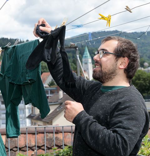 Un homme et une femme étendent du linge