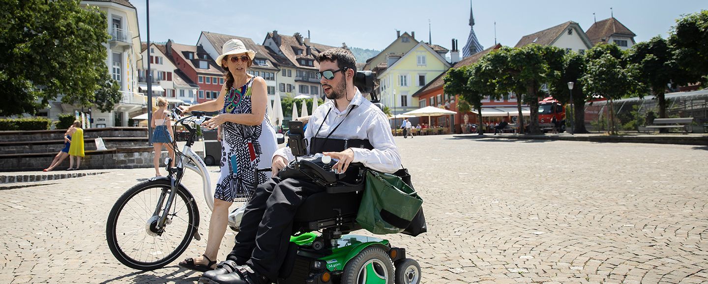 Mann im Rollstuhl und Frau ohne Rollstuhl in der Zuger Altstadt