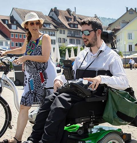 Mann im Rollstuhl und Frau ohne Rollstuhl in der Zuger Altstadt