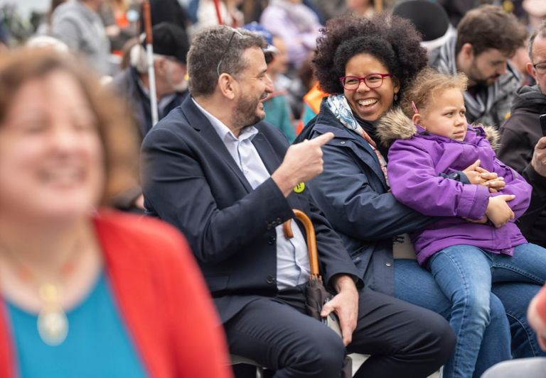 Zwei Personen im Publikum unterhalten sich bei einem Grossanlass auf dem Bundesplatz