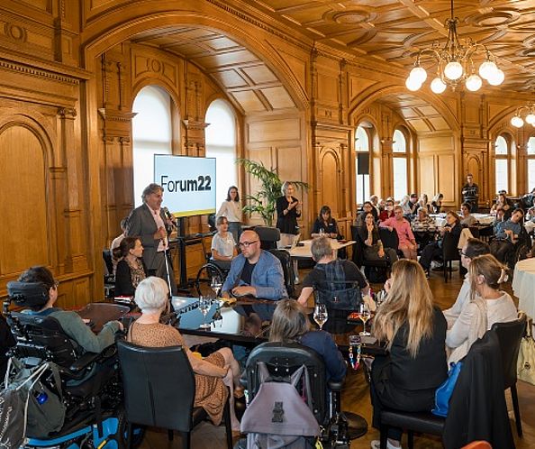 Mehrere Personen im Bundeshaus bei einem Netzwerktreffen von Forum22
