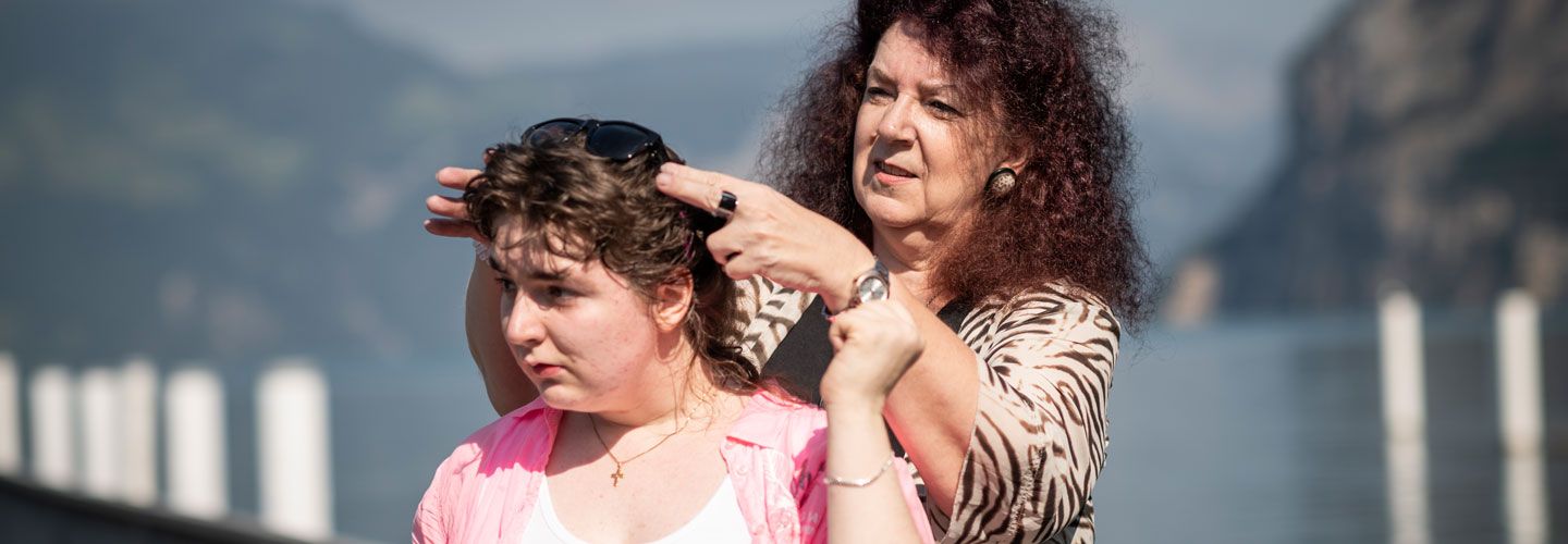 Mère et fille au lac