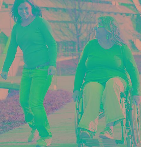 Deux femmes en promenade, l'une d'elles en fauteuil roulant