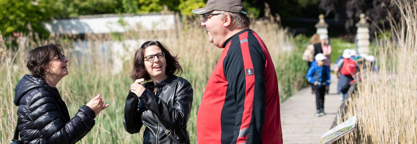 Trois personnes discutant dans la nature