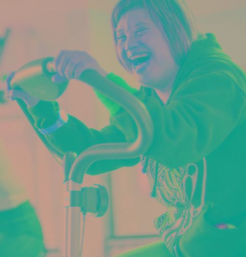 Junge Frau mit Trisomie 21 im Fitnessstudio