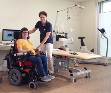 Une femme médecin dans son cabinet avec sa patiente. Les deux sourient à la caméra. Une femme médecin dans son cabinet avec sa patiente. Les deux sourient à la caméra.