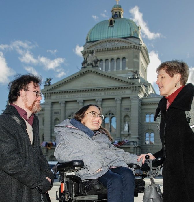 Drei Personen mit Behinderungen vor dem Bundeshaus