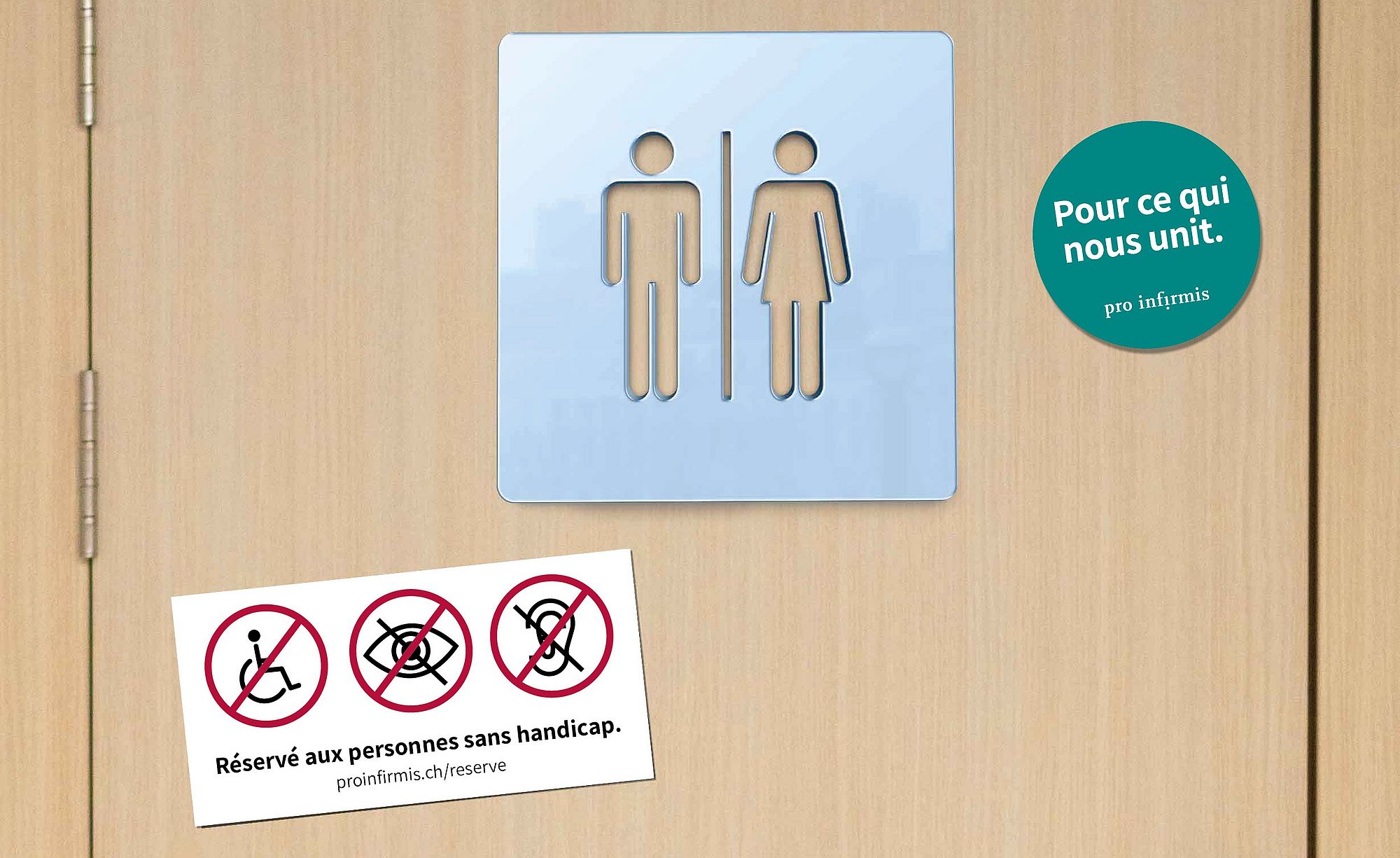 Une porte de toilettes portant le symbole représentant un homme et une femme. À titre d'exemple, en bas à gauche, on voit un autocollant portant la mention « Réservé aux personnes sans handicap ». En haut à droite, un autre autocollant avec le message « Pour ce qui nous unit ».