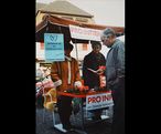Action avec un stand de la direction bernoise de Pro Infirmis, 1994. Photo : Archives Pro Infirmis