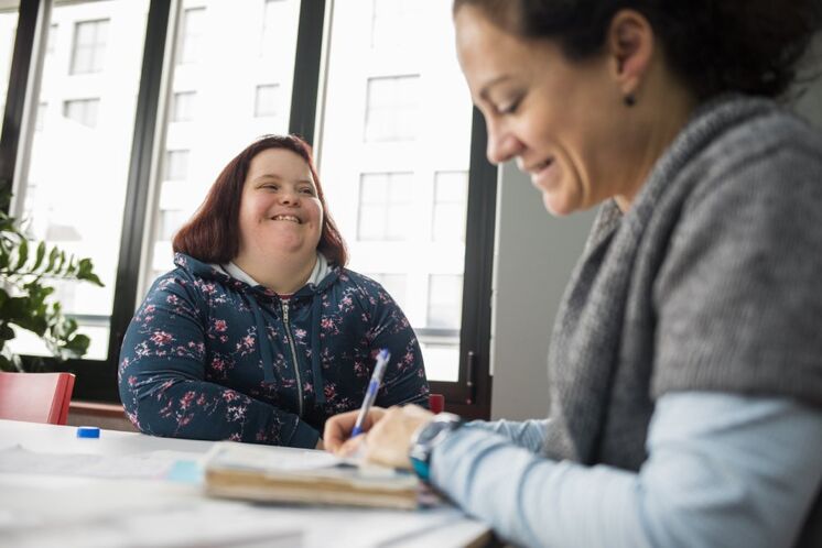 Zwei Frauen sitzen in der Wohnschule Zürich an einem Tisch
