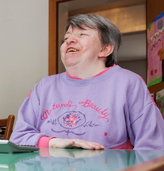 « Sans Madame O., je n’aurais pas eu de petit-déjeuner ce matin. Heureusement qu’elle s’occupe de moi », dit Vreni. 