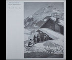 Bild und Bildlegende aus einem Pro Infirmis-Jahresbericht aus der Mitte der 1930er Jahre. Das Bild zeigt eine Fürsorgerin, die eine Familie in einer verschneiten Berglandschaft aufsucht. Die damalige Legende erläutert: «Auf Aussendienst in der Innerschweiz.»