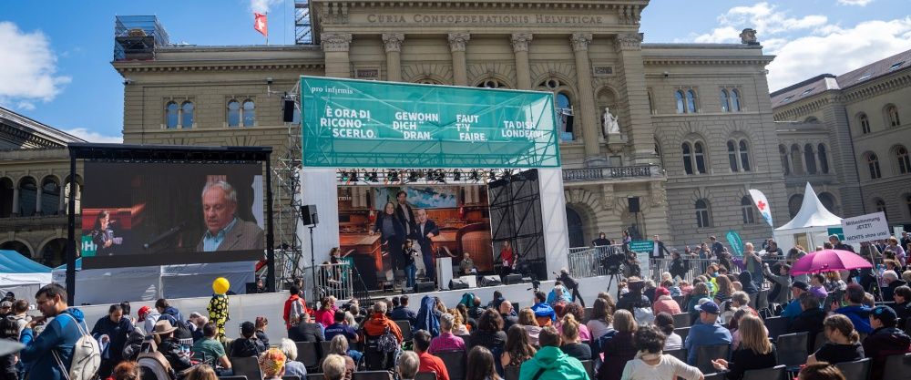 Hunderte Menschen vor einer Bühne bei einem Event von Pro Infirmis auf dem Bundesplatz