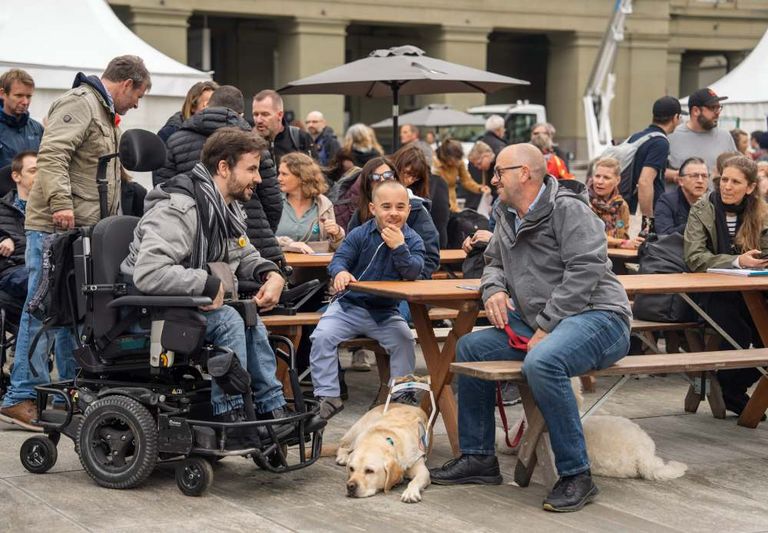 Il pubblico dell'evento Pro Infirmis sulla piazza federale