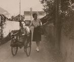 Travailleuse sociale et un client ayant fabriqué sa chaise roulante soi-même à l’aide de composants d’un vélo, années 1940. Photo : Archives Pro Infirmis