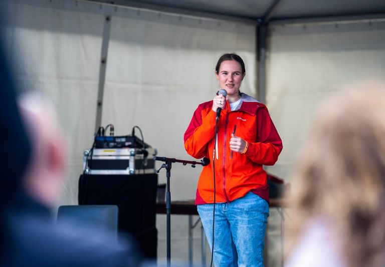 Eine Teilnehmerin erzählt am Open Mic auf dem Bundesplatz von Ihren Erfahrungen