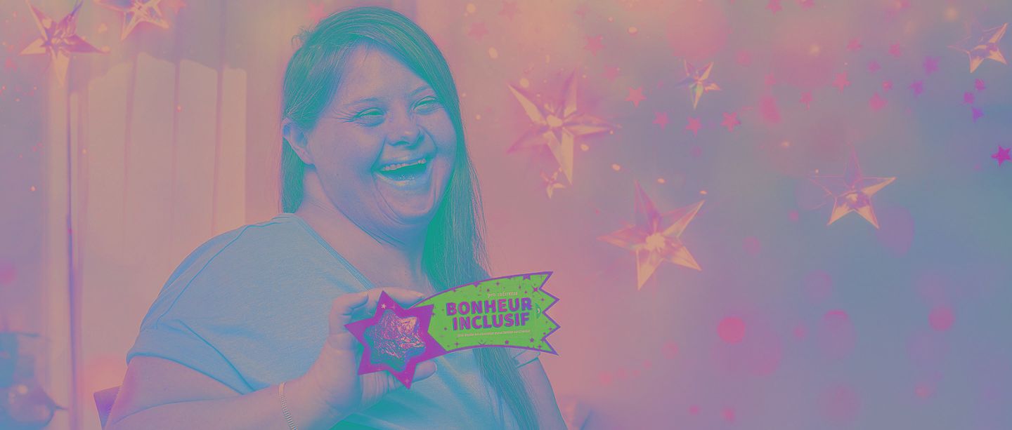 Une personne montre à la caméra les chocolats de la campagne de Noël de Pro Infirmis.