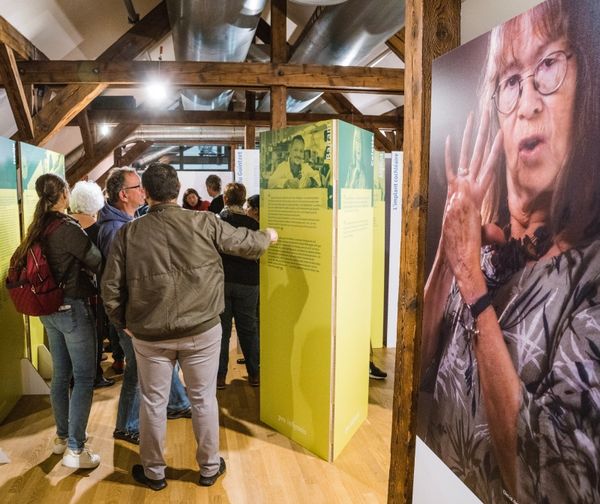 Viele Menschen bei der Eröffnung der Ausstellung "Ear Me" in Biel