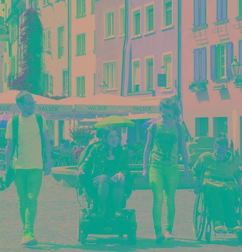 Un gruppo di persone (due in sedia a rotelle) a Coira