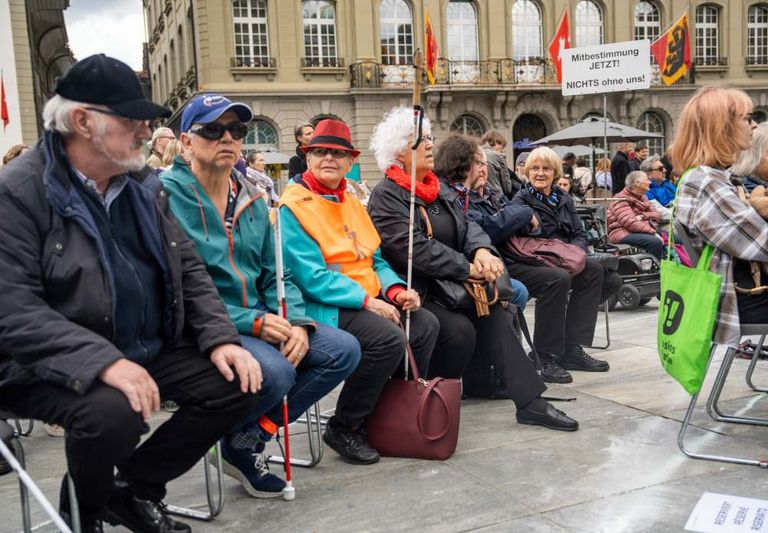 Public lors d'une grande manifestation de Pro Infirmis sur la Place fédérale à Berne