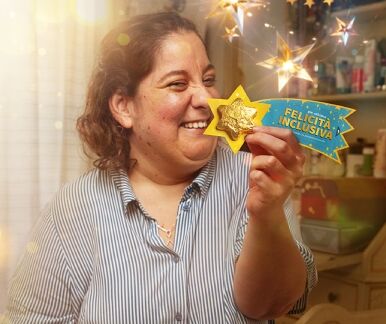 Une personne montre à la caméra les chocolats de l'action de Noël de Pro Infirmis. Une personne montre à la caméra les chocolats de l'action de Noël de Pro Infirmis.