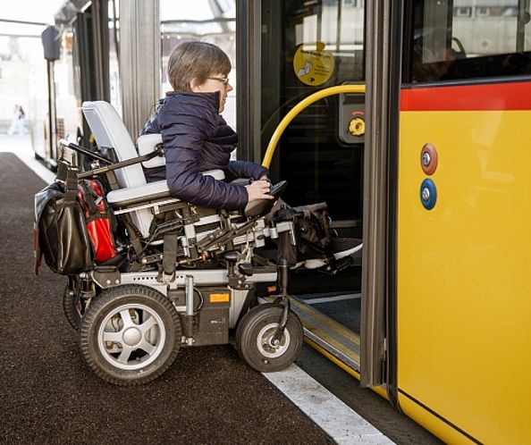 Une personne en fauteuil roulant monte dans un bus