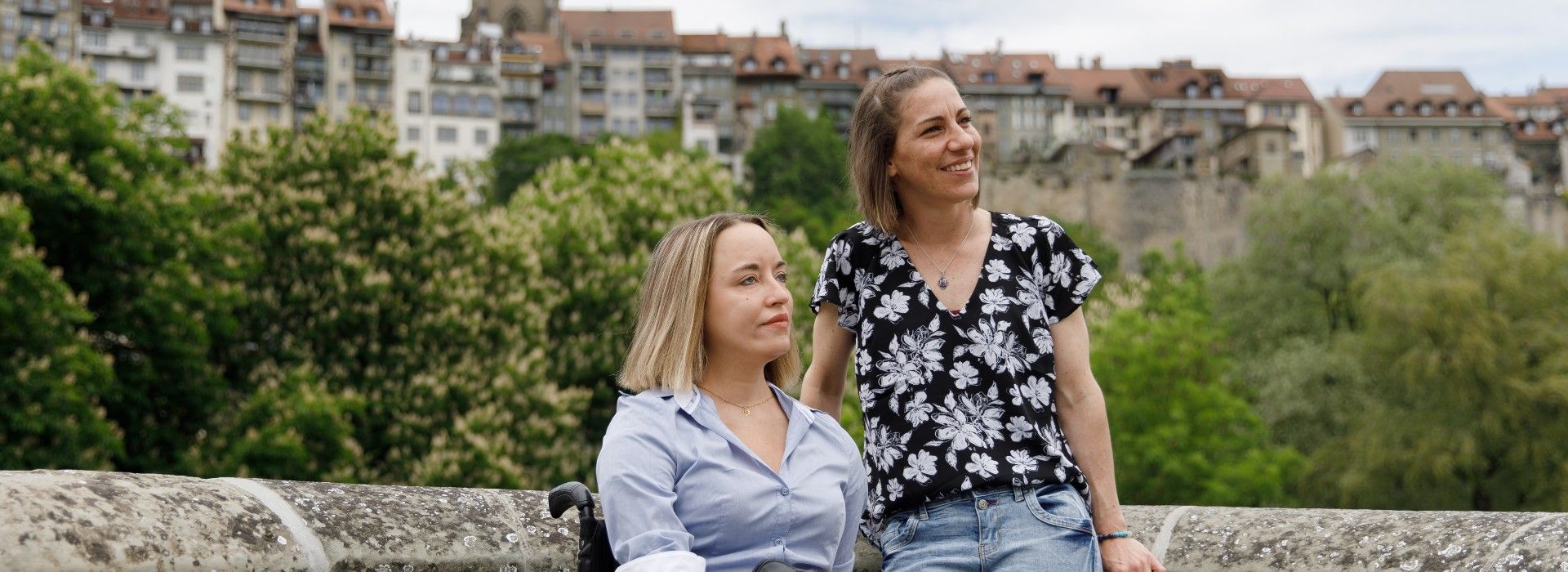 Anouchka mit Freundin in der Altstadt von Freiburg