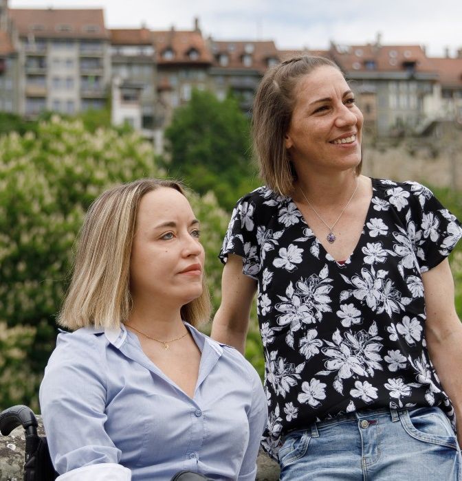 Anouchka mit Freundin in der Altstadt von Freiburg