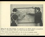 Image et légende tirées d’un numéro de la revue de Pro Infirmis de 1944. L’image montre une jeune femme aveugle explorant une carte de la Suisse avec ses doigts sous les indications d’une institutrice. La légende de l’époque pose la question : « Comment enseignerait-on la géographie aux aveugles sans les cartes en relief ? »