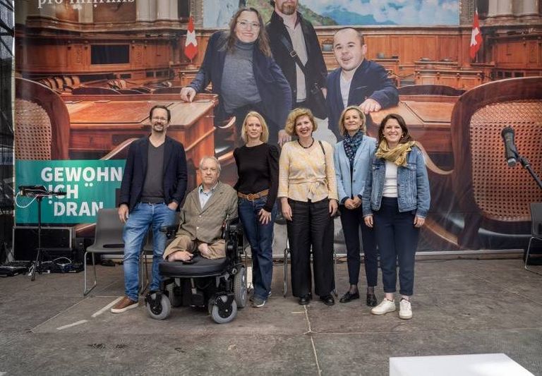 Consiglieri nazionali sul palco del grande evento Pro Infirmis sulla piazza federale