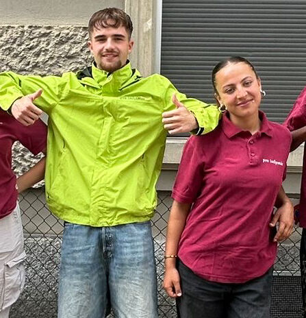 Dialoger und Dialogerinnen von Pro Infirmis vor einem Gebäude