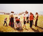 Camp de vacances pour personnes pour personnes en situation de handicap dans le canton de Vaud, 1975. Photo : Archives Pro Infirmis