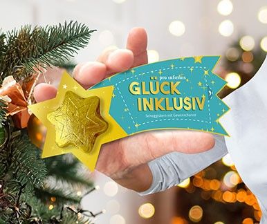 Eine Hand hält einen Schoggistern in die Kamera Eine Hand hält einen Schoggistern in die Kamera