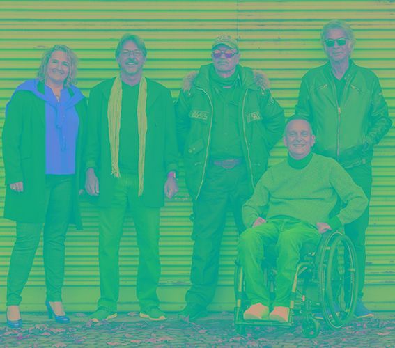 RedCube Band-Foto mit allen Mitgliedern an einer Garagenwand