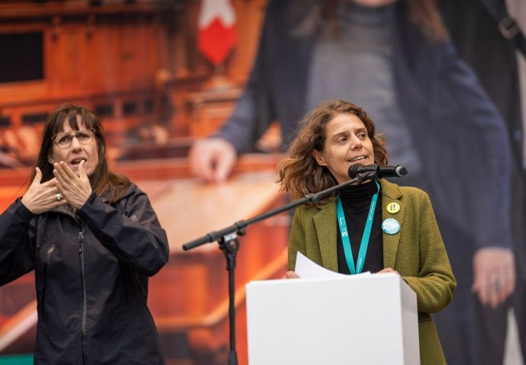 Felicitas Huggenberger e un interprete del linguaggio dei segni durante un discorso sulla piazza federale